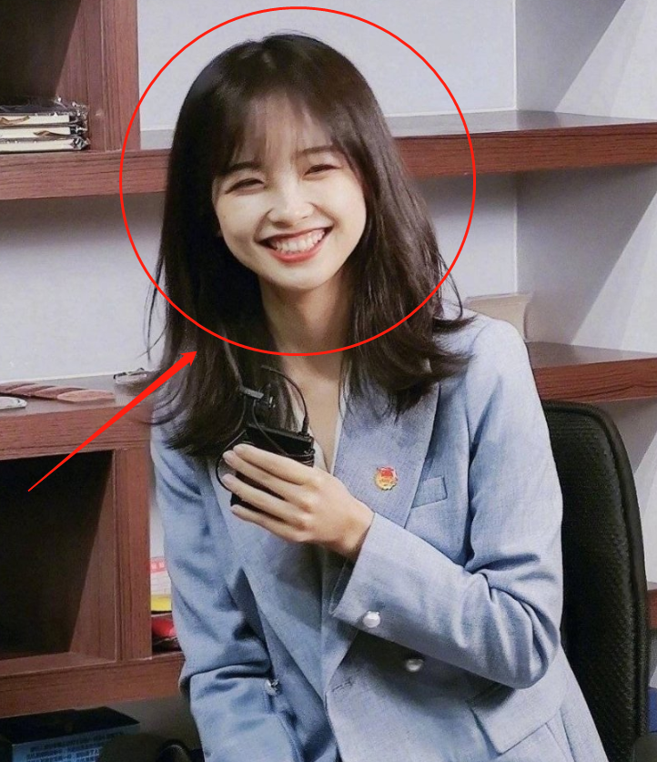 30岁王冰冰被夸初恋脸,董明珠牵她的手舍不得放