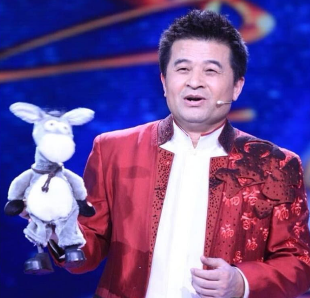 毕福剑拍土味视频,油头满面不修边幅,与之前差别很明显