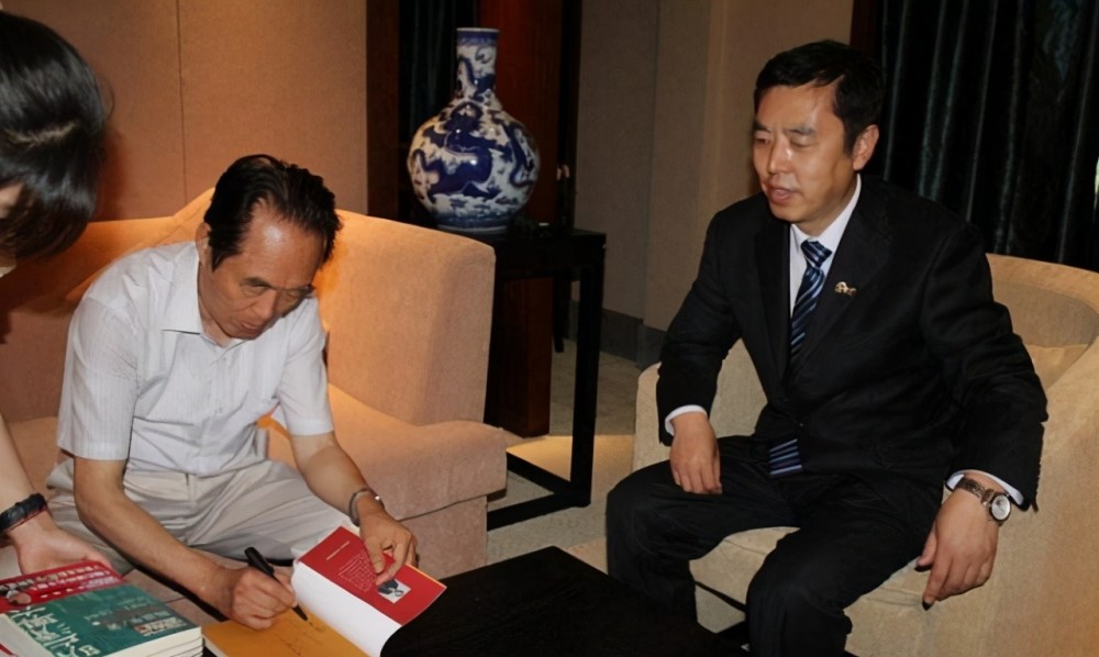 百家讲坛阎崇年被人公然扇巴掌是荒诞闹剧还是情有可原