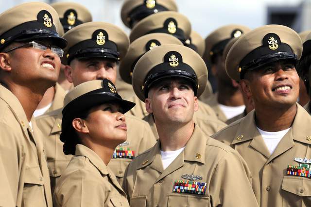 美海军选升士官 最低月薪3114美元 当兵26年达到5597 腾讯新闻