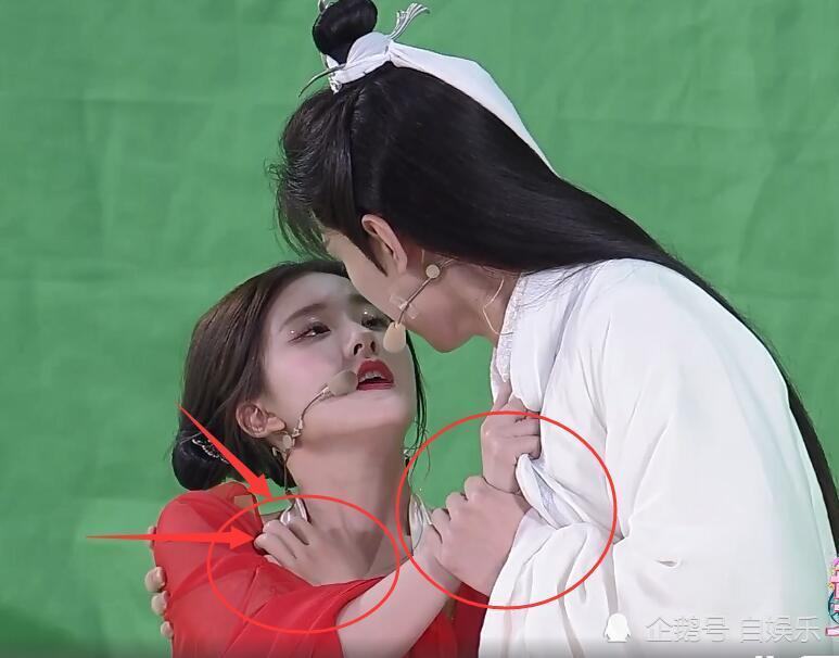 是因为赵露思的这一件衣服,里边是绕脖子吊带外边是红色的纱衣,行动间