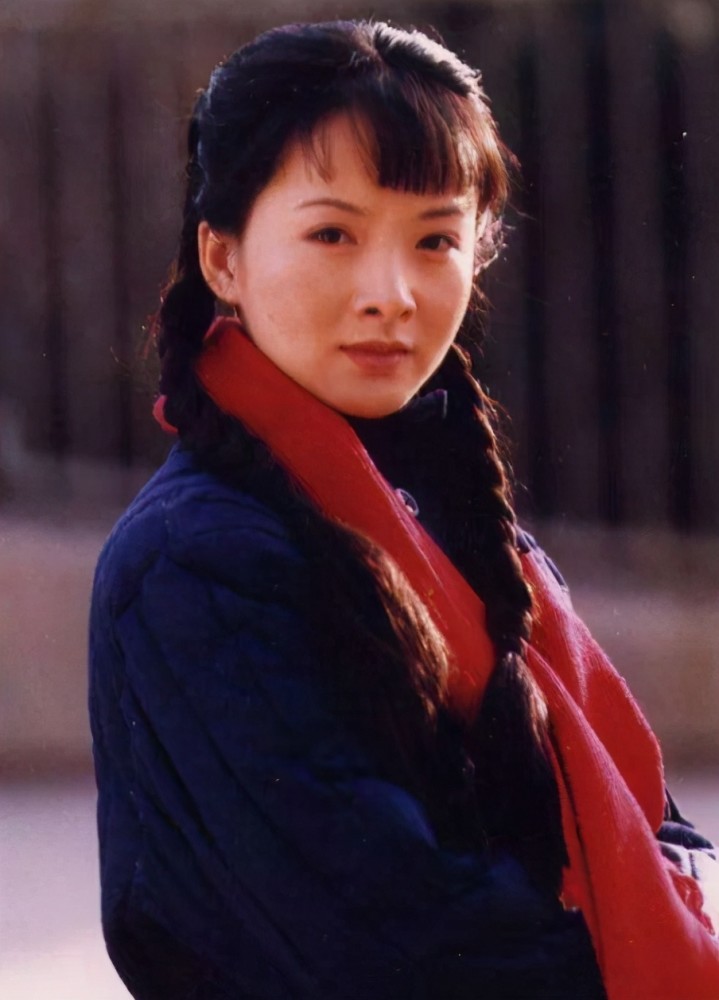 提到这个名字很多人可能会有些陌生,但是提到《大宅门》中的"抱狗丫头