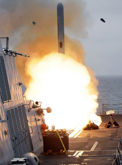 鲜为人知的是,055的垂直导弹发射井的世界最大的,这种设计显然是考量