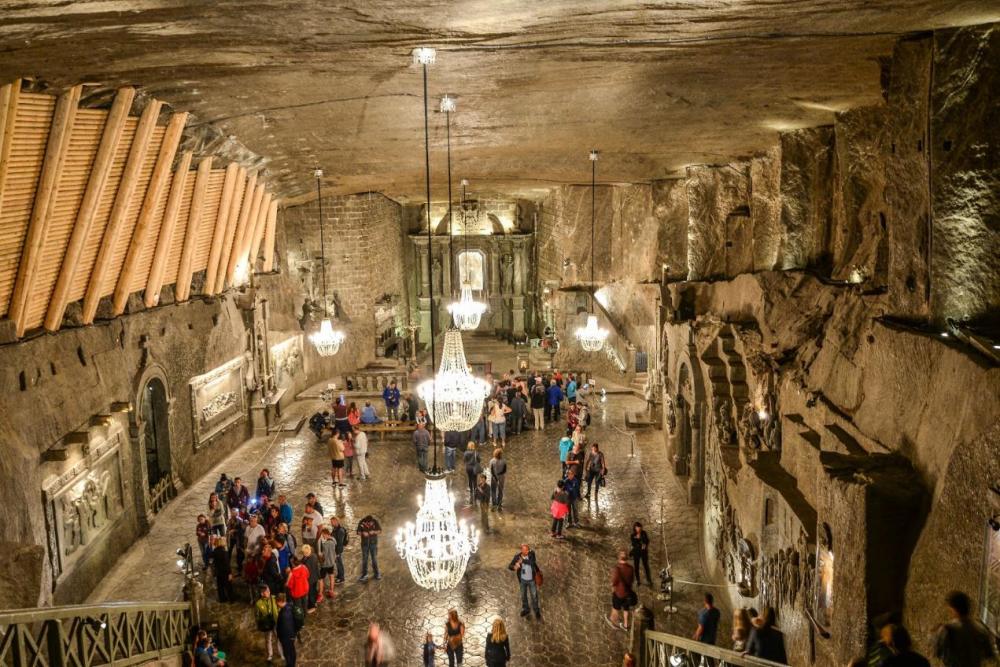 波兰维利奇卡盐矿鬼斧神工般的地下世界内部竟还有湖泊和教堂