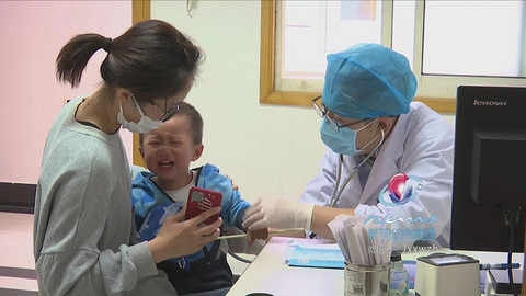 市妇保院儿科开七个诊室 排队就诊的儿童依然很多很多_腾讯新闻