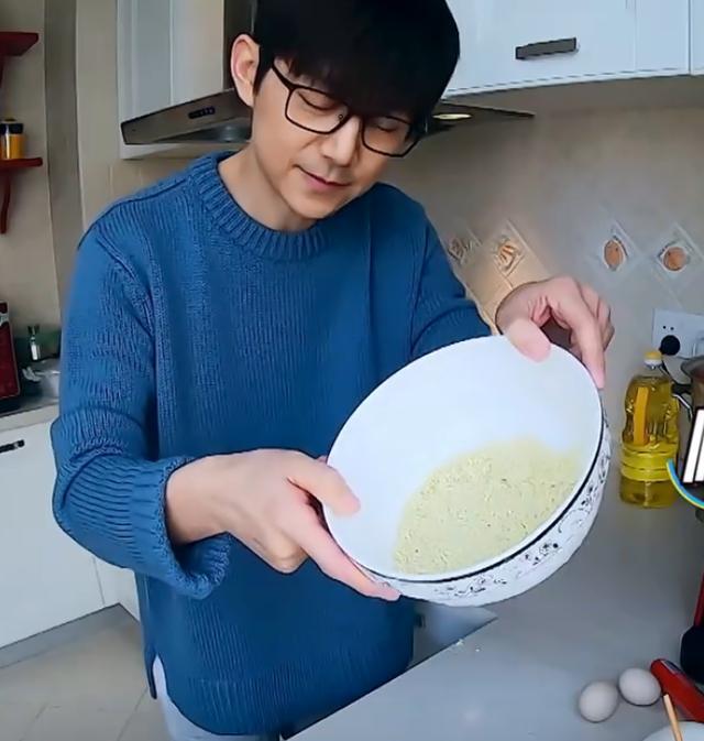 何炅直播晒出自己的家天天在家专研泡面厨房都是形同虚设的