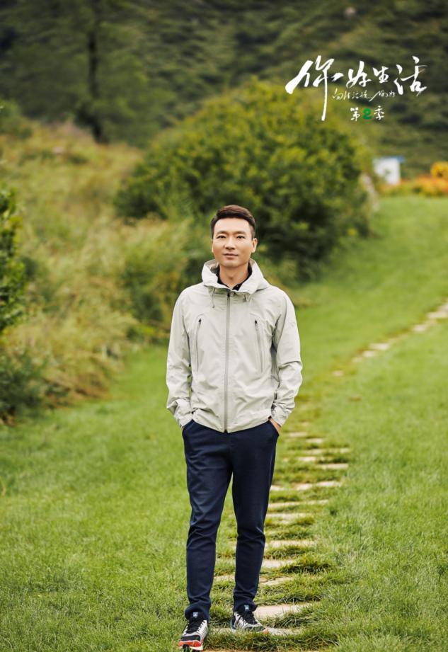 央视名嘴团建48岁国脸康辉一身休闲似少年厚重滤镜难掩皱纹