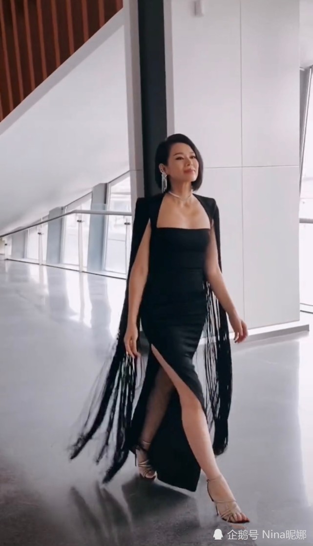 41岁胡杏儿真够丰满,穿开叉裙秀"马蜂腰",挂满百条"土豆丝"太霸气