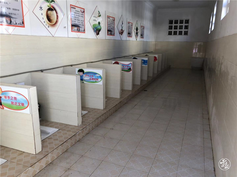 提升厕所维护 树立文明形象——徐霞客中心学校开展"厕所革命"工作