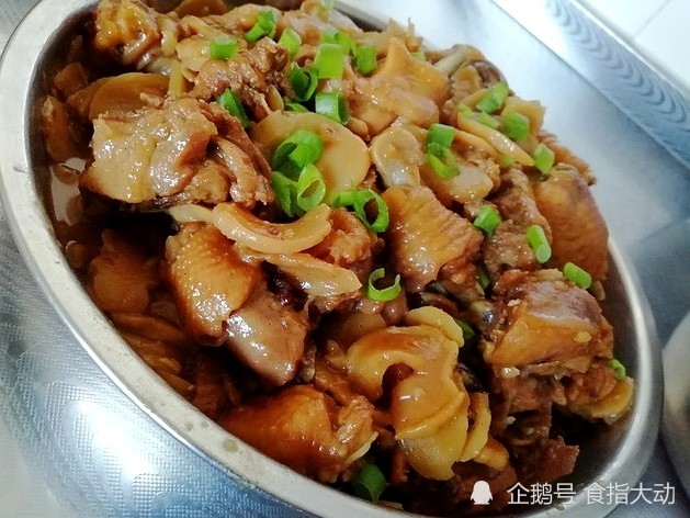 用料 鸡肉,土豆干,八角,香叶,桂皮,花椒粒,料酒,耗油,生抽,老抽,胡椒