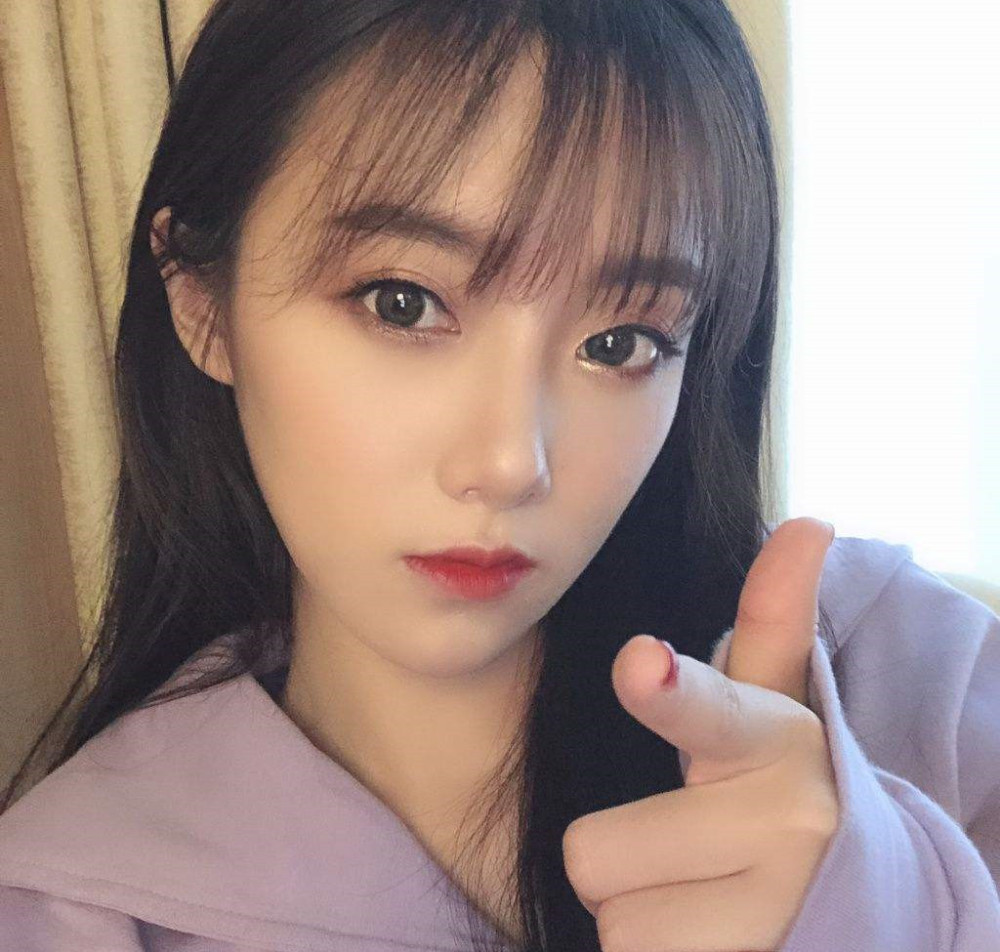 在lpl的比赛中,与其说小钰是解说,不如说她是主持人,毕竟后者才是她的