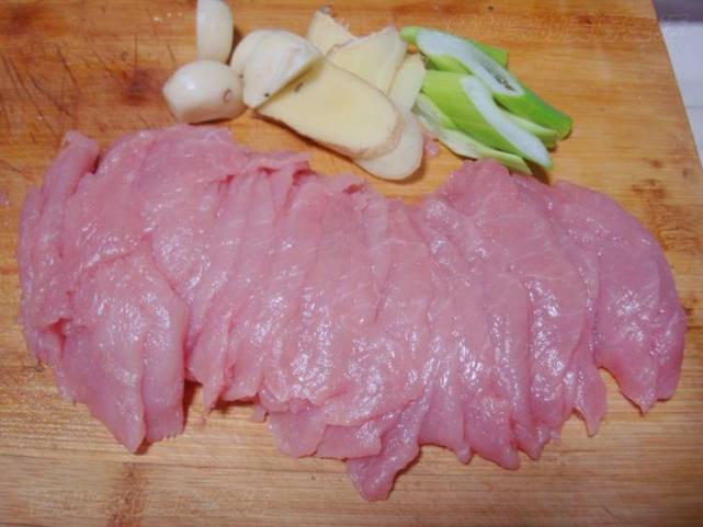 1油适量;盐适量;黄豆牙350g;水煮肉调料包50g;大葱8g;姜8g;蒜8瓣;花椒