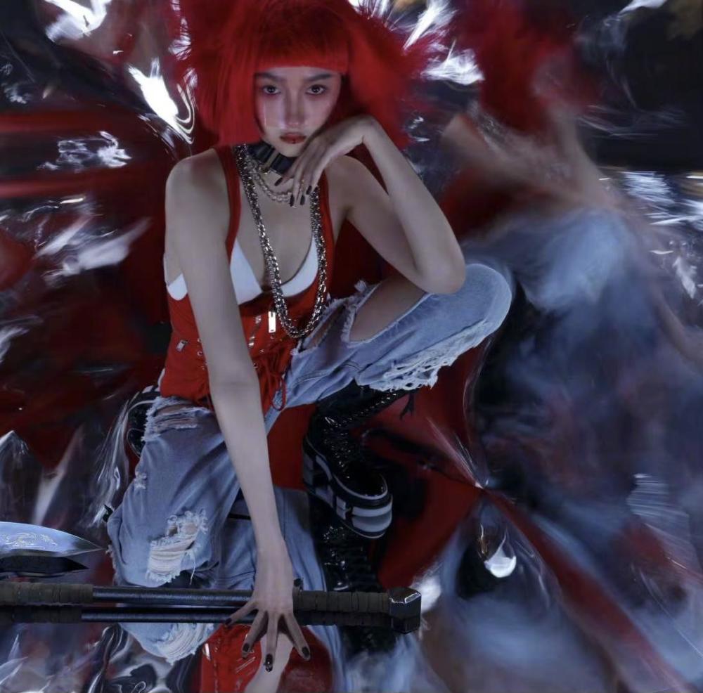 关晓彤登男人装封面红色吊带造型狂野国民闺女长大了