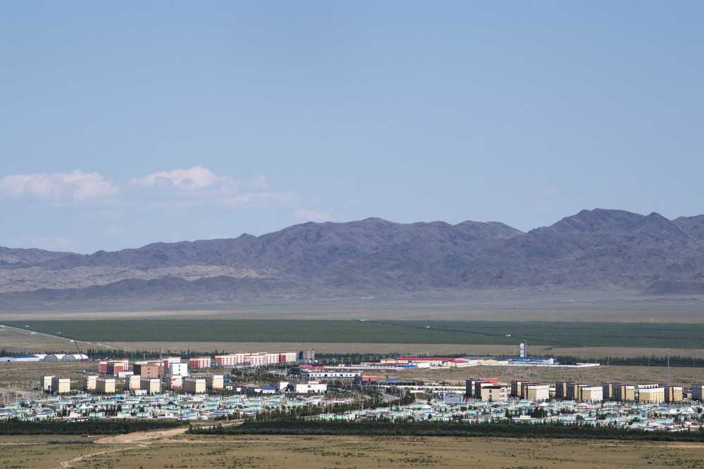 年8月9日拍摄的新疆阿勒泰地区青河县易地扶贫搬迁安置点阿格达拉镇