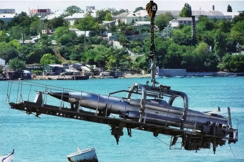 吊装中的白蛉反舰导弹