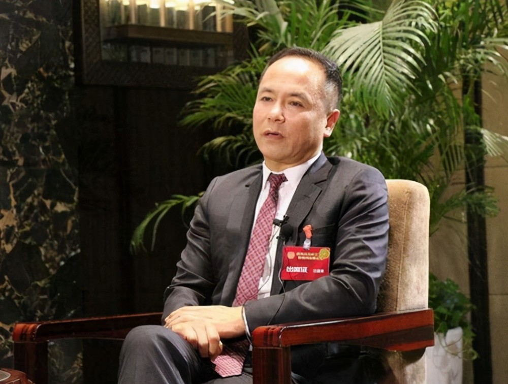 他和马云"称兄道弟",赚走了200多亿,还娶了小21岁的女星