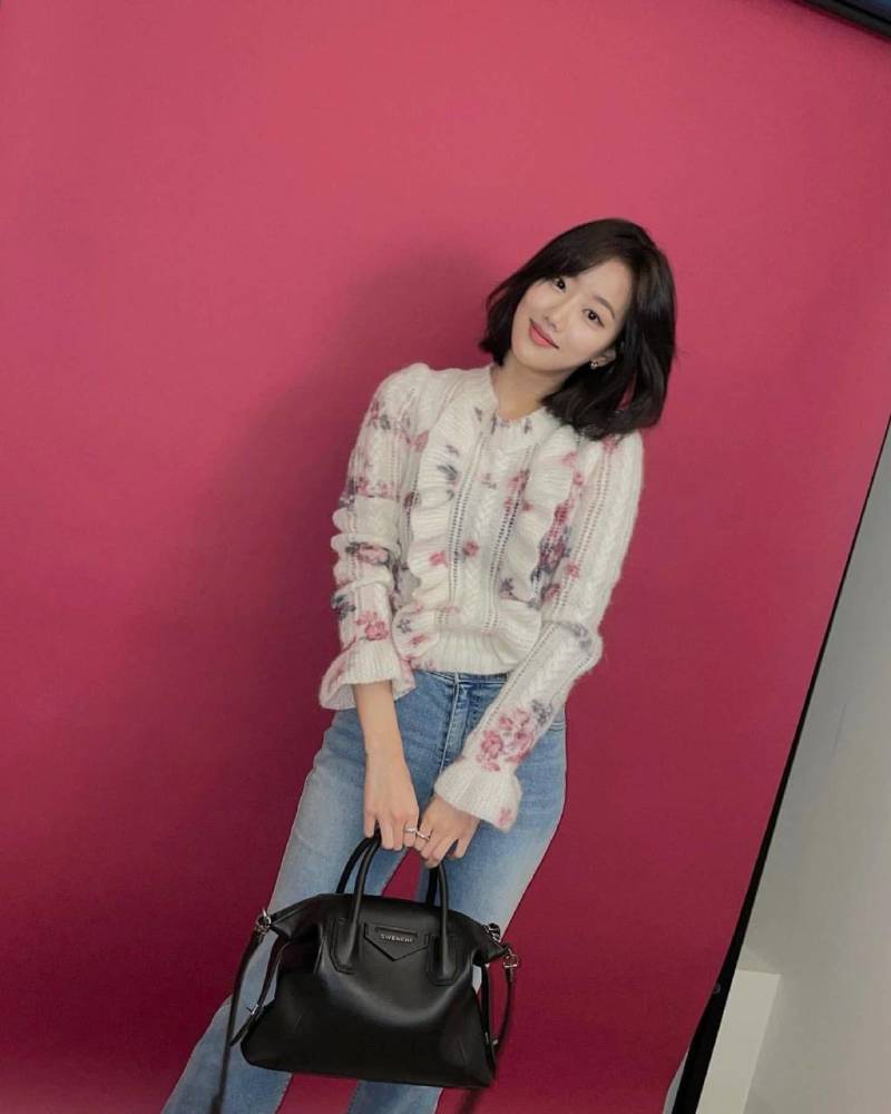 剪完短发的李娜恩私服搭配太有气质,元气满满表现力依旧满分