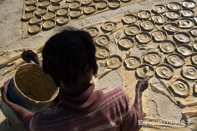 这个地方用泥巴做饼干当饭吃?_腾讯新闻
