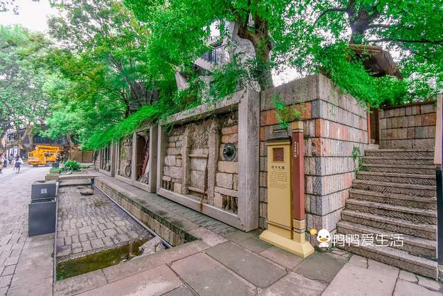 杭州最独特的九面墙老物件镶嵌到夯土墙上就在河坊街内