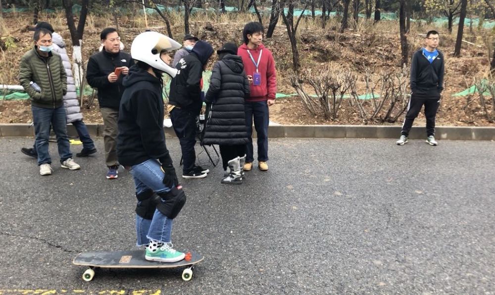 小雨加雪的天气有些寒意,路面的湿滑程度有所增加,不过前来参赛的长板