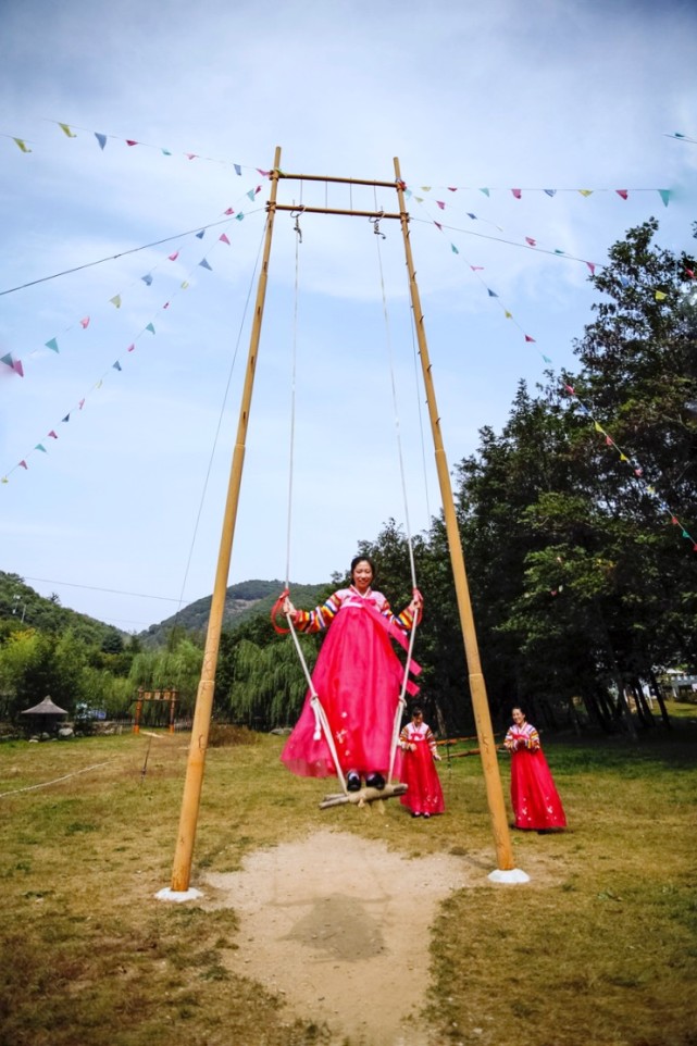 游客也可以和村民一起跳朝鲜族舞蹈,甚至还能一起荡秋千,玩跳板