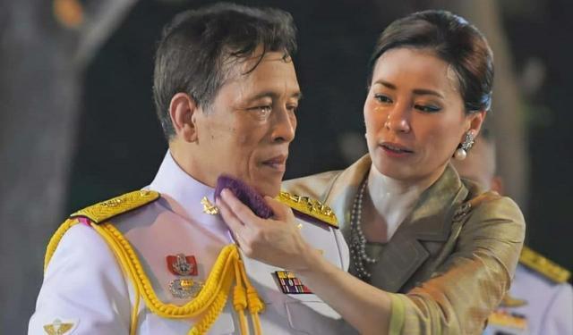 大汗淋漓 拉玛十世走几步便大汗淋漓 素缇达为其擦汗难掩失望 拉玛十世 素缇达 泰国国王 素缇达王后 诗尼娜 诗琳通公主