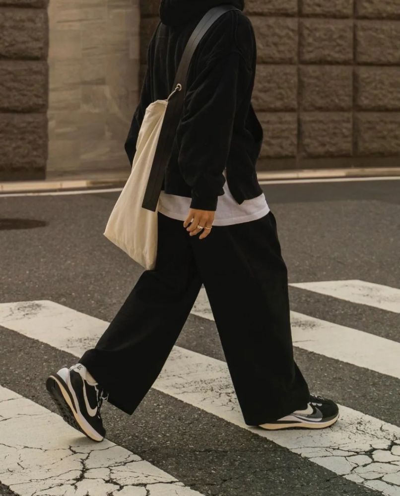 反响虽不如初代,但 sacai 新联名上脚依旧很"香"