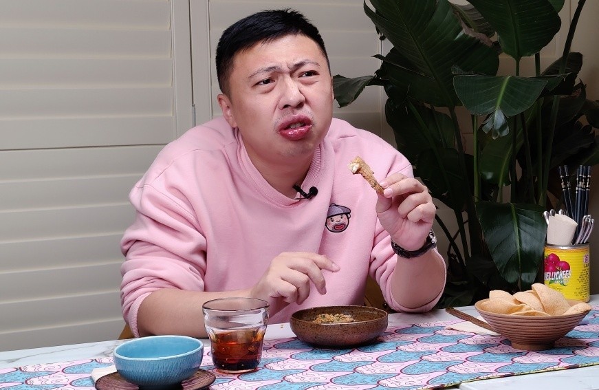 央视记者王冰冰和知名男网红举止亲密,本以为她恋爱了,两人的关系有些