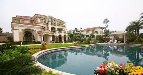 他早已退居幕后很多年了,现在碧桂园明面上的掌舵者是他的女儿杨惠妍