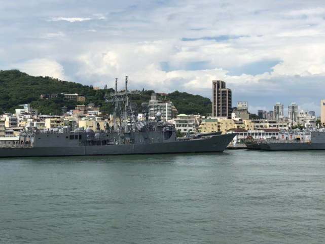 网友俯拍台湾第一大港,万吨战舰赫然在列,主力战舰尽收眼底