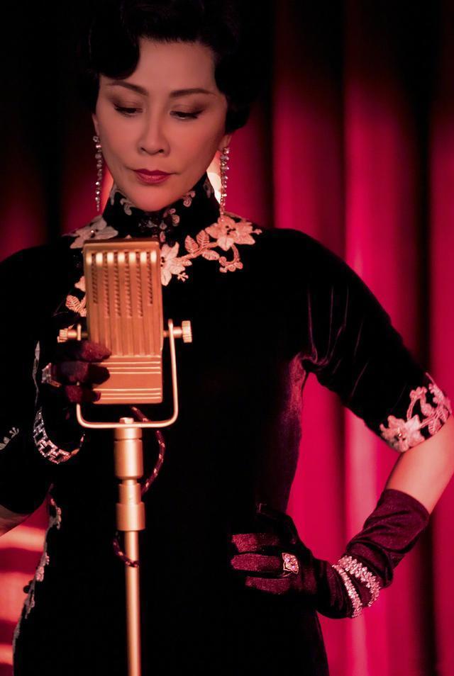 刘嘉玲扎双马尾"装嫩",55岁硬凹少女感,远不如旗袍造型有看头