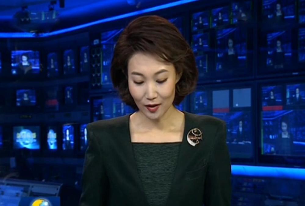 月亮姐姐为主持人李梓萌征婚后者素颜出镜表情搞怪43岁仍单身