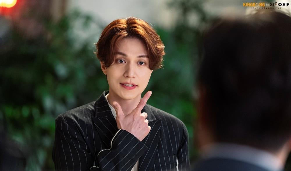 李栋旭大型可爱习惯动作一害羞就遮脸不给看表情萌度爆表