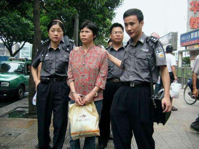 秦直碧是张君在婚姻介绍所认识的.