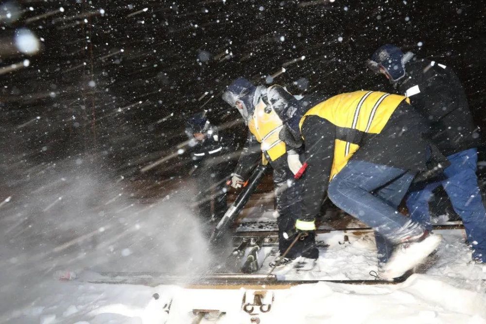 飞雪如花落岁岁又年年铁路人小雪