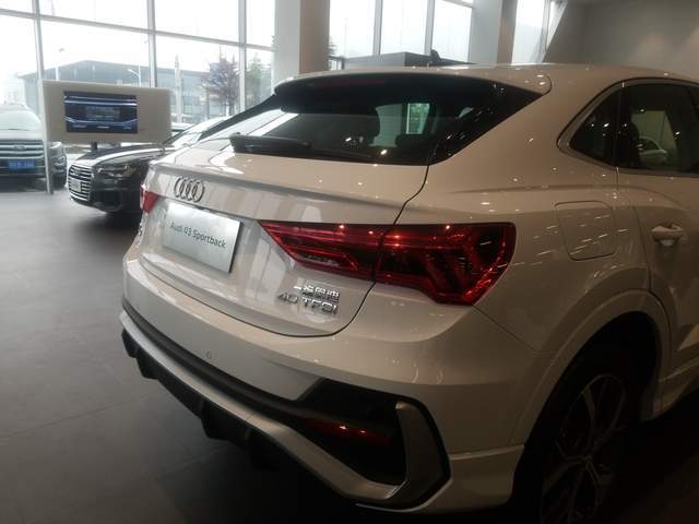 奥迪q3sportback到店实拍白色车身大气家用首选