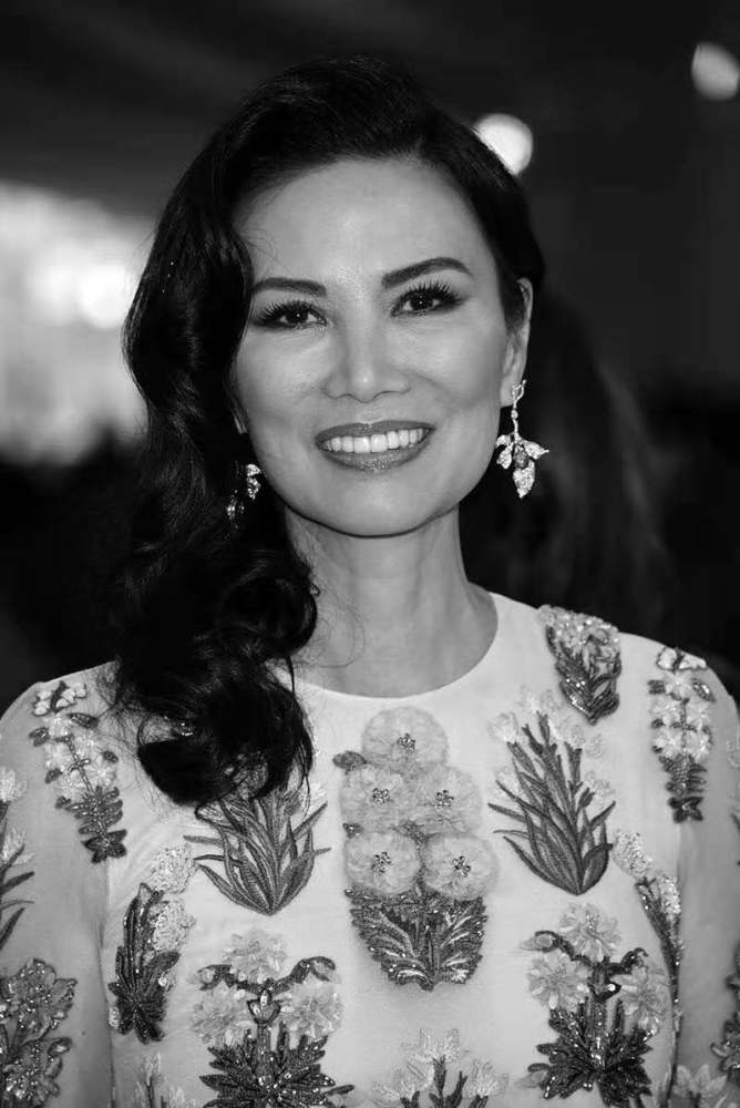 邓文迪出生普通22岁拿绿卡28岁耶鲁毕业31岁嫁豪门