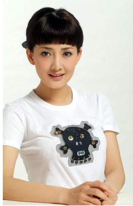 国民媳妇牛莉11次登春晚与郭冬临冯巩搭档47岁又曝新情况