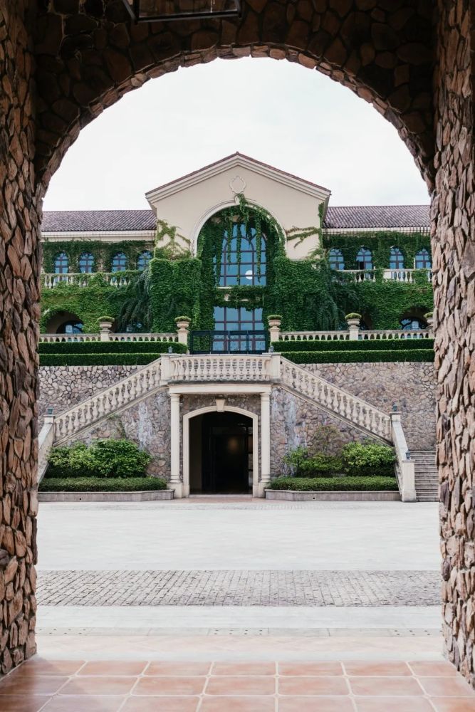 人们告诉我,我住的酒店对面就是法国建筑师保罗·安德鲁设计的建筑,她