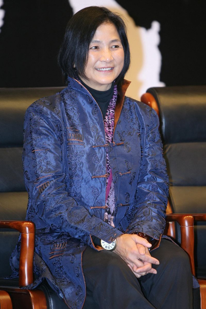 郑佩佩打扮得真精致,全黑造型搭"围巾"好醒目,端庄且不失活力_腾讯