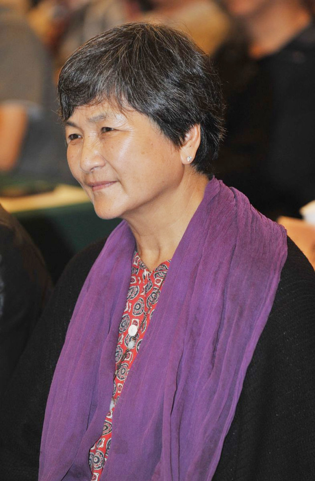 郑佩佩打扮得真精致全黑造型搭围巾好醒目端庄且不失活力