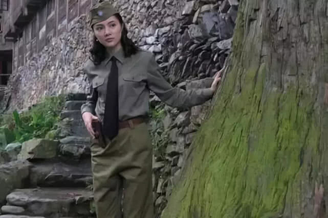 不过,消灭暗恋自己的女特务多少有违人情,所以新版《英雄虎胆》中,让