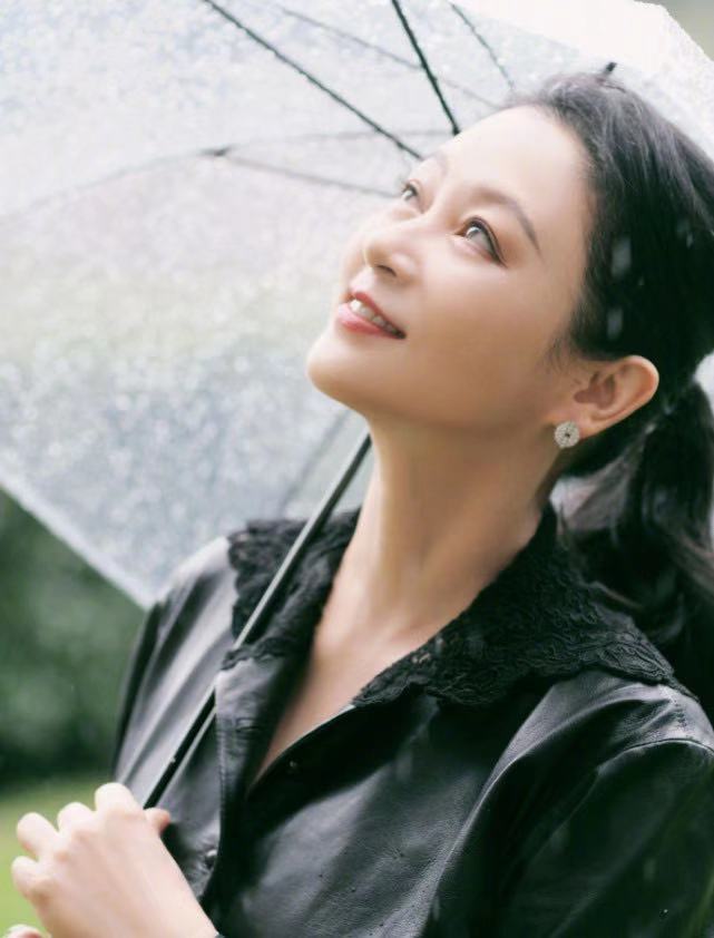52岁陈红一身中式服参加婚礼,生图下皮肤白到发光,端庄又优雅