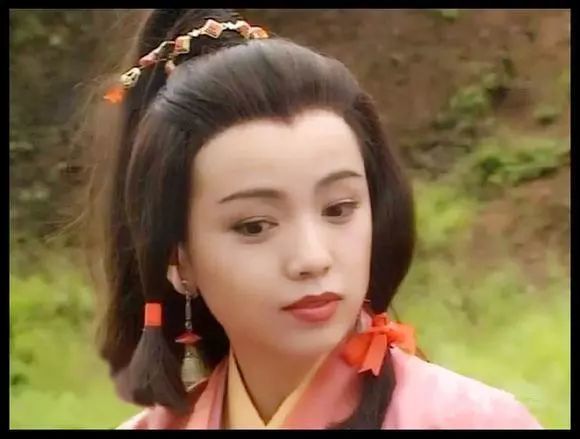 1986年,20岁的邓萃雯出演了tvb《倚天屠龙记》中的周芷若,她的古装