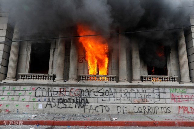 不满来年预算案危地马拉示威者火烧国会