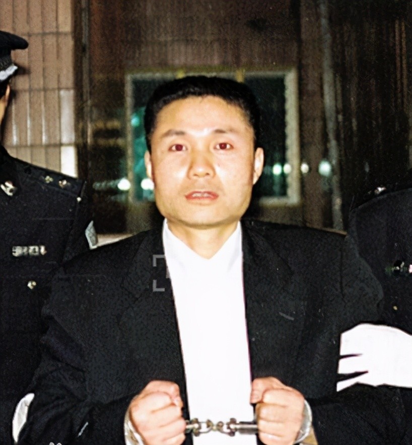 而吴彦祖的角色张隼的原型人物就是"中国第一悍匪"张君.