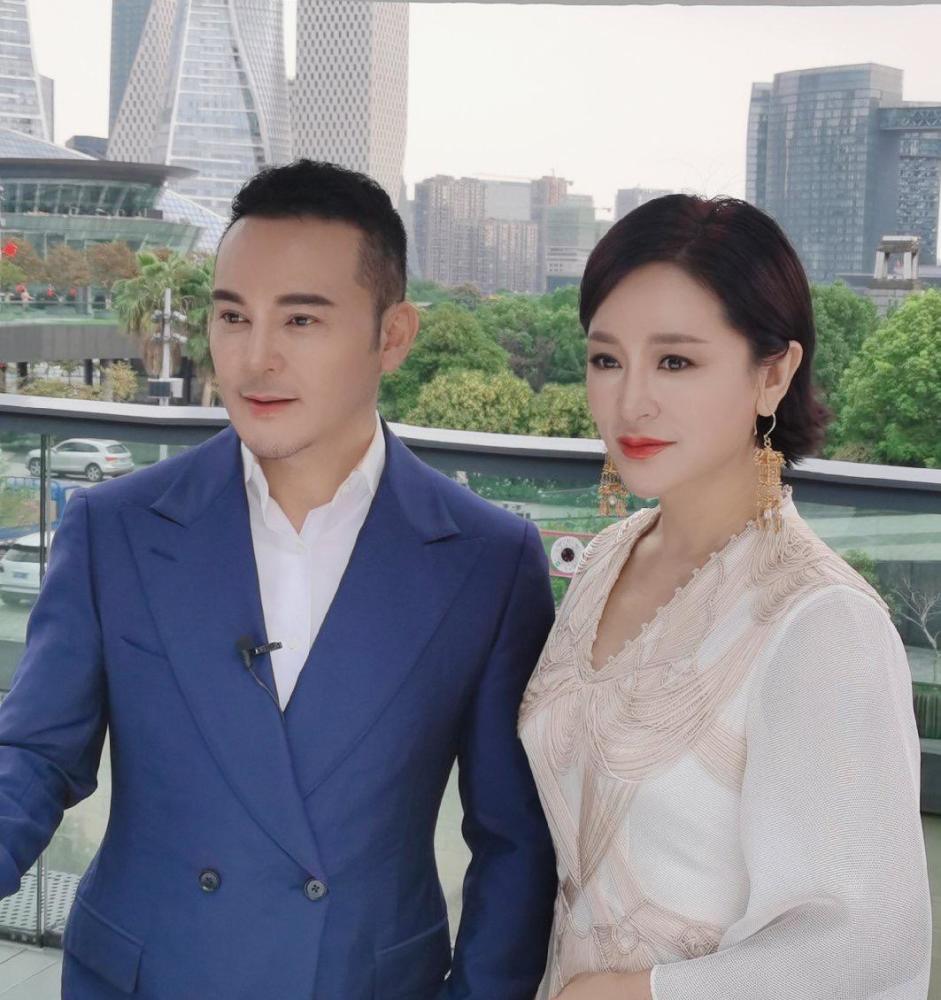 毛戈平和妻子太有夫妻相!老婆穿国风现身,双眼皮太假被批整容脸