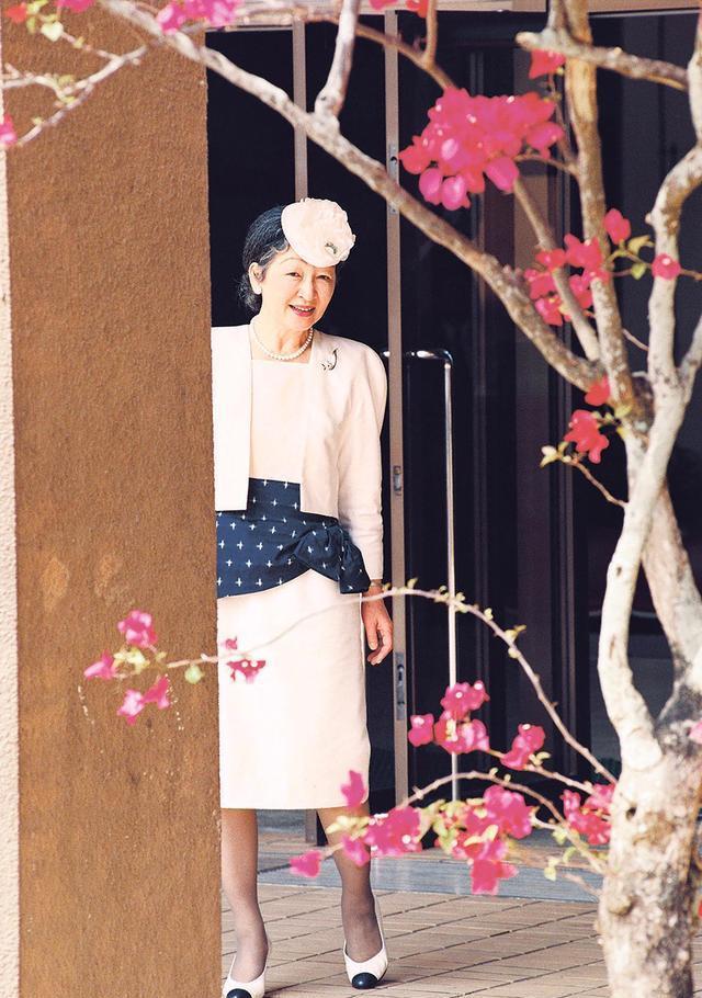 日本皇室穿衣规矩多 86岁美智子造型多年不出错 曾是国民偶像 美智子皇后 裙装