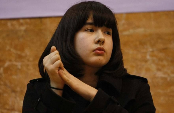 新疆主帅阿的江妻子年过50仍年轻貌美爱女阿迪娜娇媚如花