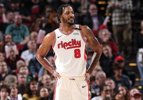 2004年的nba选秀大会上,阿里扎在次轮总第43顺位被尼克斯队选中,他的